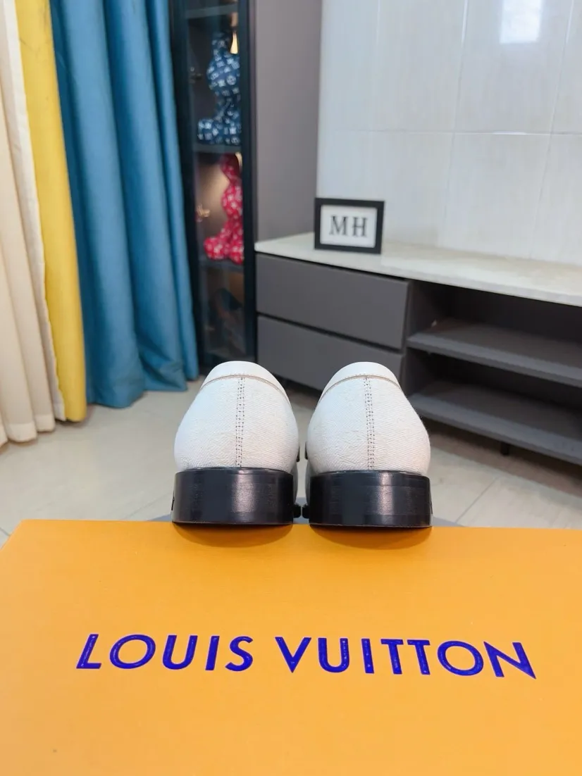 Ex-factory price 720🌹🌹High version [LV] Louis Vuitton's popular casual leather shoes🎖Fashionable and elegant🎖🎖Material: Original imported open-edge beaded cowhide, washed cowhide leather lining, original open-molded rubber outsole, high-end and classy, ​​elegant quality, instantly transforming into a handsome man ❤❤Standard\nNumber: 38-44